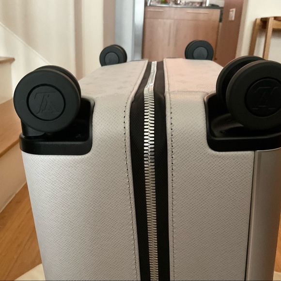 Authentic Louis Vuitton Horizon 55 Eclipse - Picture 3 of 12